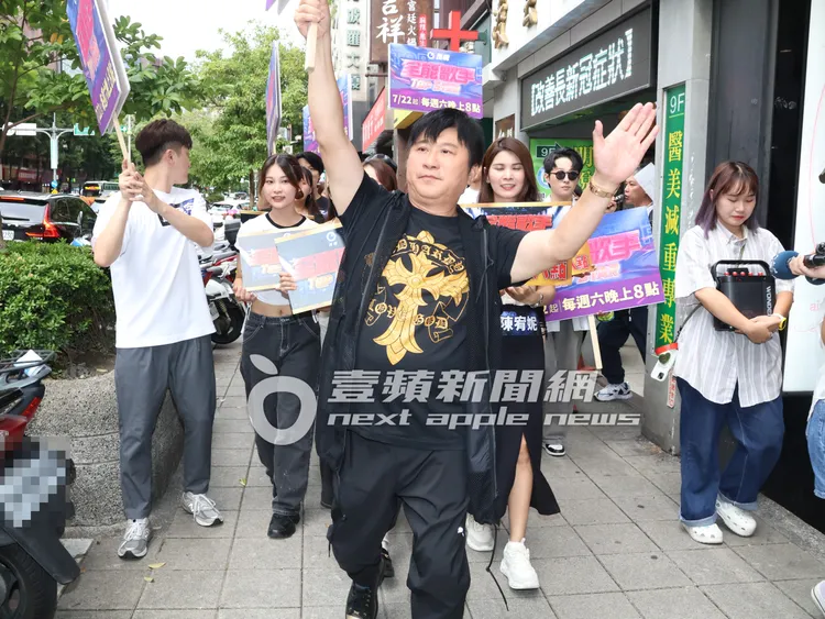 胡瓜（中）日前為民視新節目《全能歌手》在東區街頭造勢。特勤中心攝