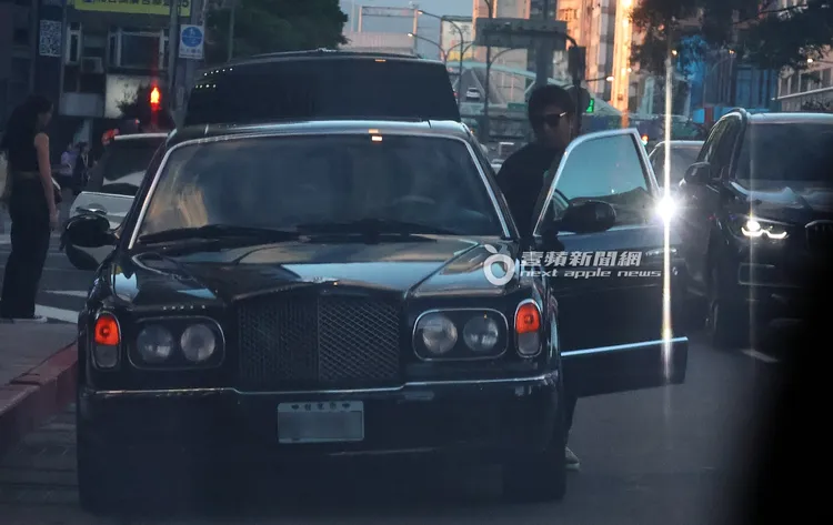 胡瓜戴上墨鏡，帥氣的坐到駕駛座。特勤中心攝