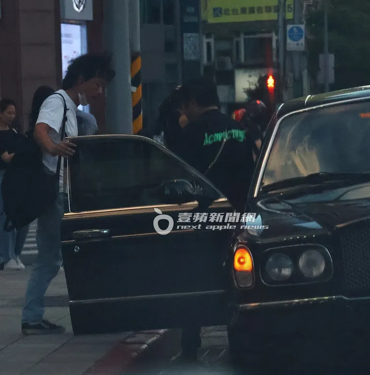 胡瓜（右）從副駕下車，車門碰地，他淡定和友人換手駕駛，絲毫不在意。特勤中心攝