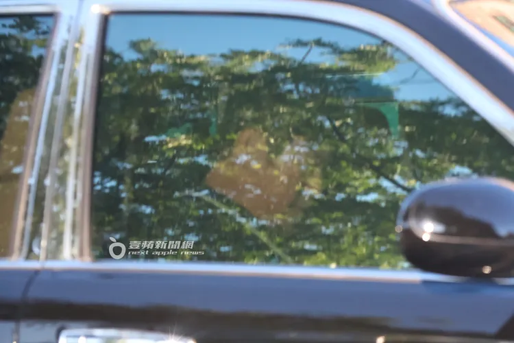 胡瓜坐在副駕低頭滑手機。特勤中心攝