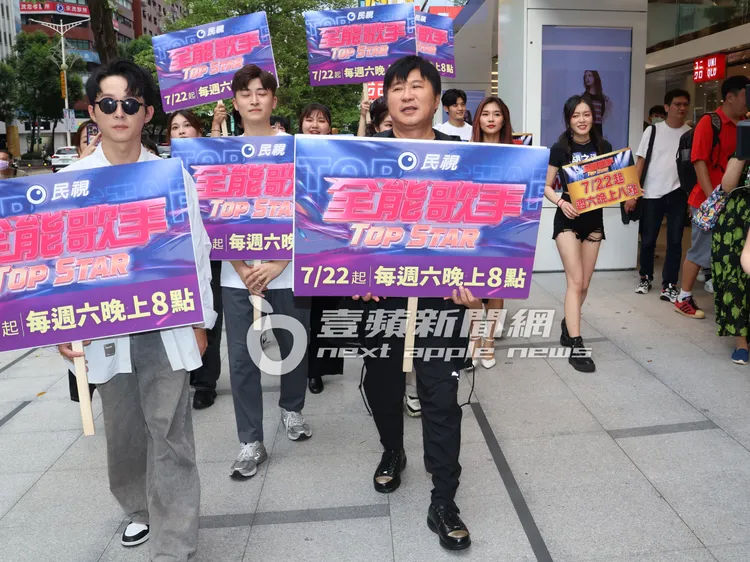 胡瓜日前在東區明曜百貨前廣場舉牌為民視新節目《全能歌手》造勢。特勤中心攝