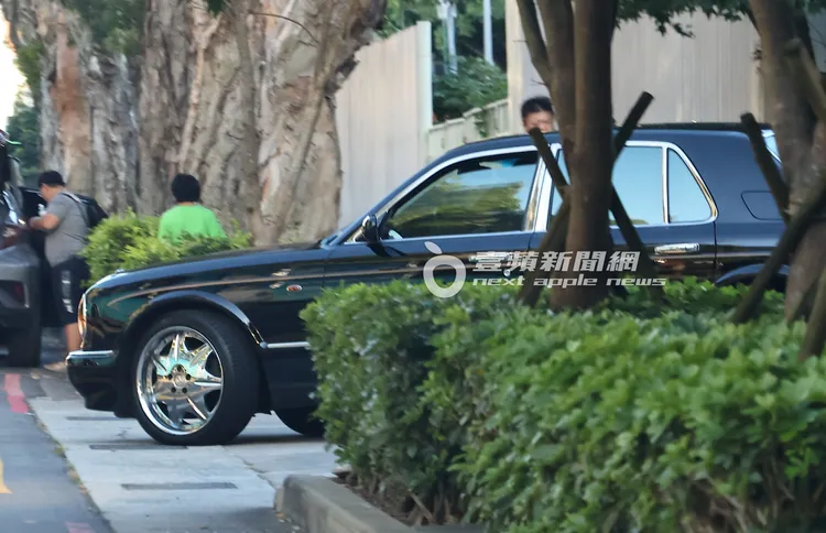 胡瓜錄影結束，由友人代駕1700萬賓利小老婆離開。特勤中心攝