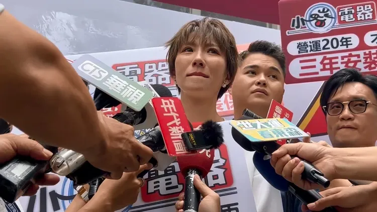 大牙說到激動處眼眶泛淚。 鮮明攝