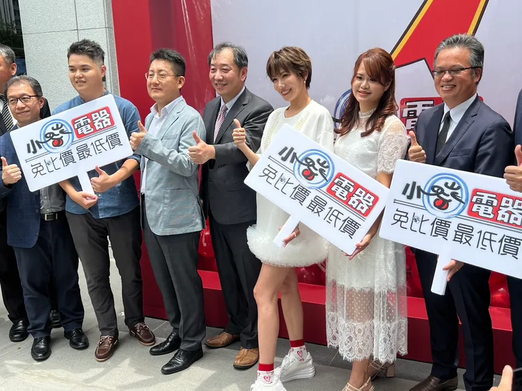 大牙今出小蔡電器台中旗艦店開幕活動。鮮明攝