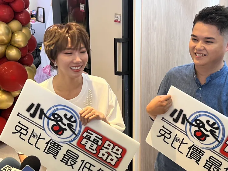 大牙與小蔡電器董事長蔡在隆。鮮明攝