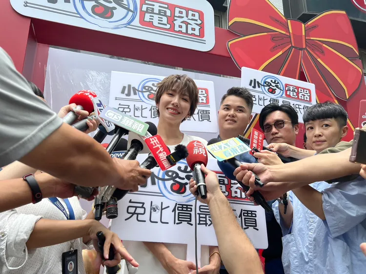 大牙接受媒體採訪。鮮明攝