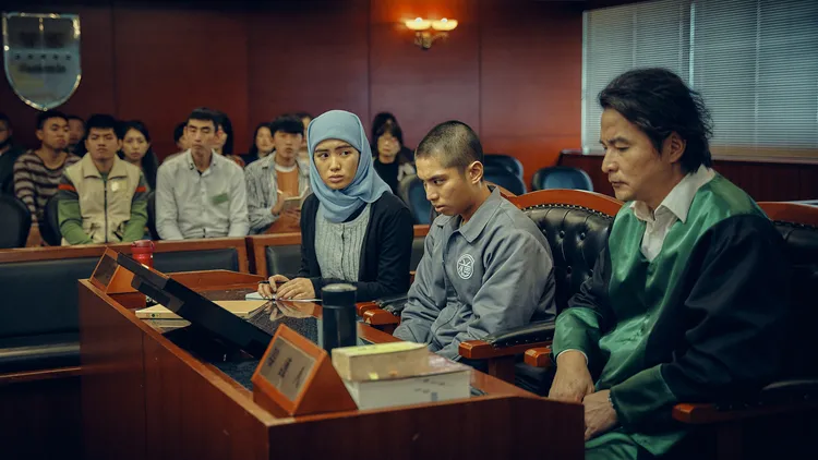 張耀（中）分享他和雷嘉汭（左）拍戲空檔在李銘順(面前跳舞。八大提供