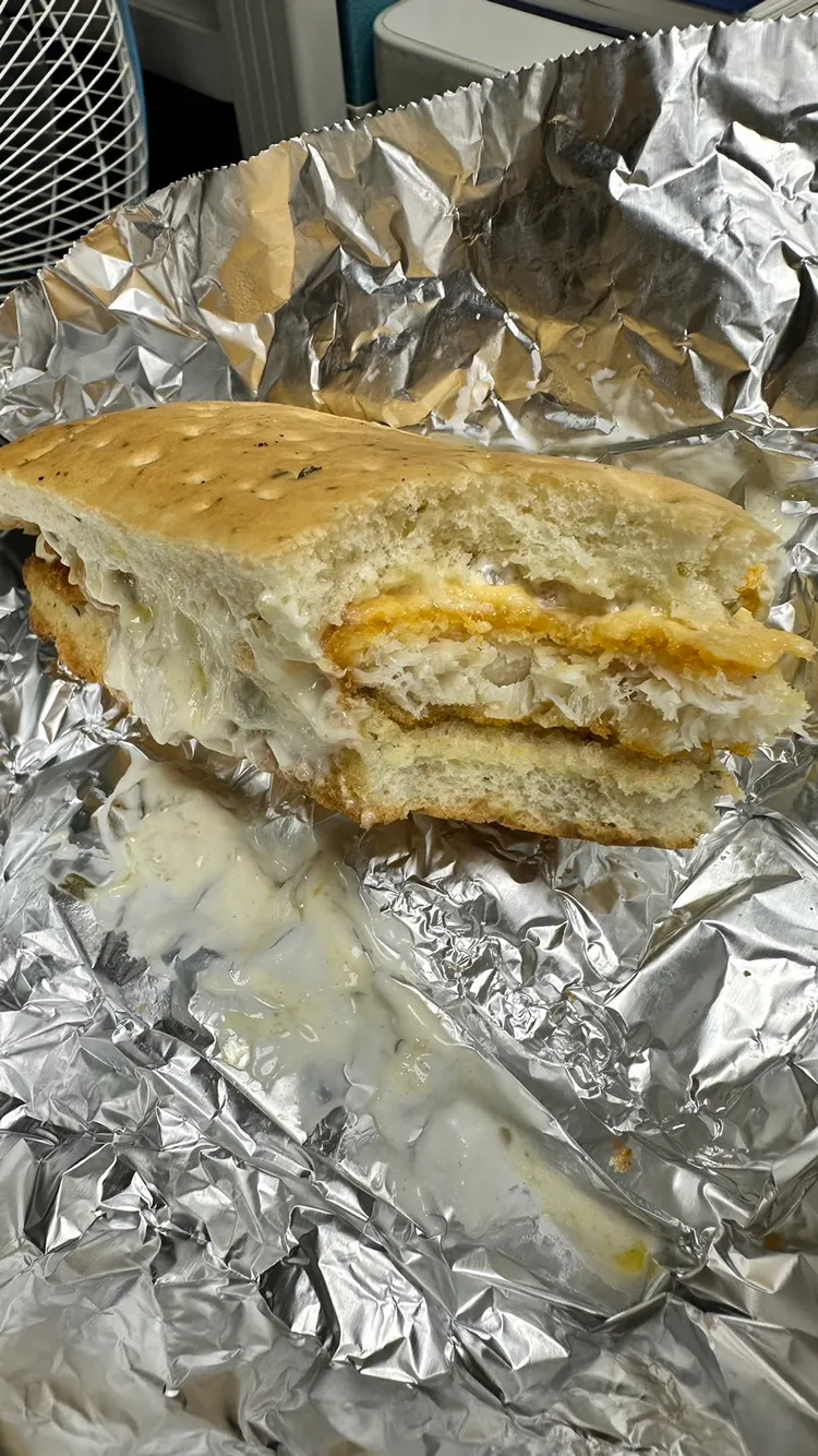 「塔塔鱈魚三明治」吃起來像麥香魚。翻攝自「Costco好市多 商品經驗老實說」