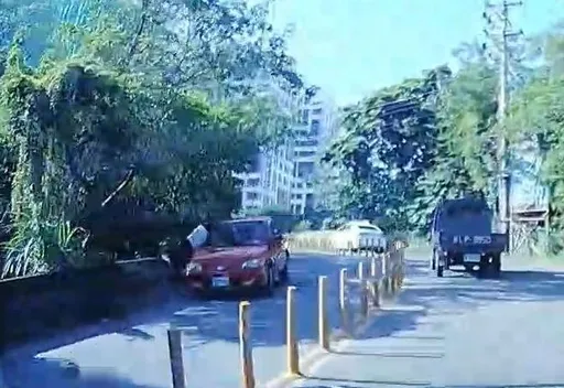 倒楣片｜男子走路遇橫禍　無端遭撞掉落溪溝！警追緝肇逃駕駛