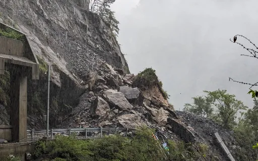 卡努台风雨炸台中和平 中横便道巨石崩落封闭3天