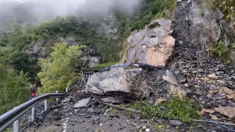 多塊巨石崩落阻斷路面。谷關工務段提供