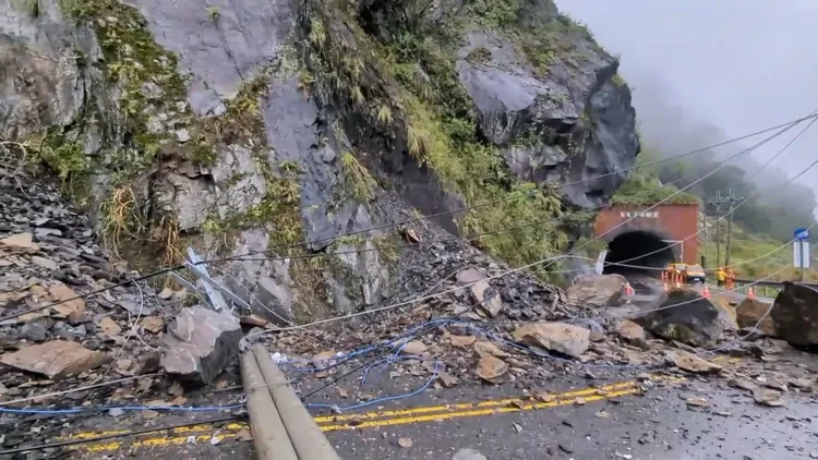 電線桿也被壓倒。谷關工務段提供