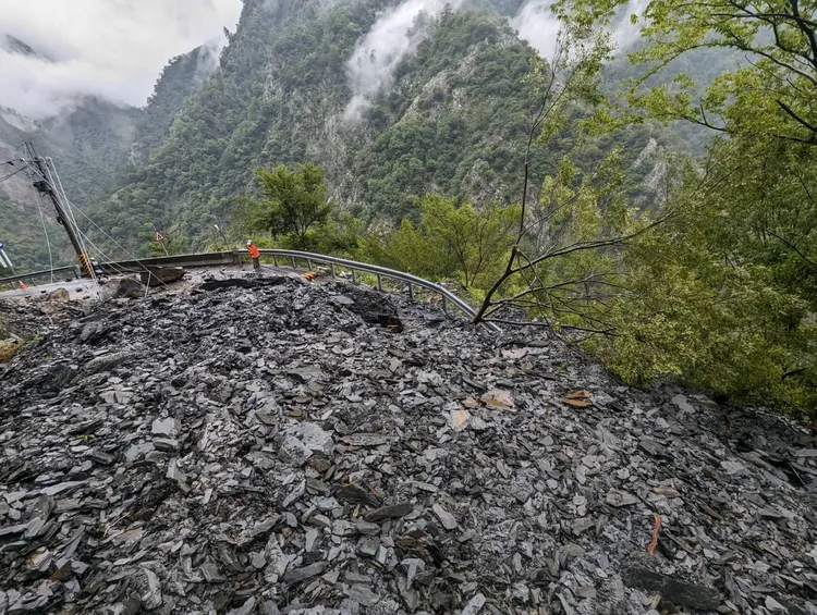 坍方處路面滿目瘡痍。谷關工務段提供