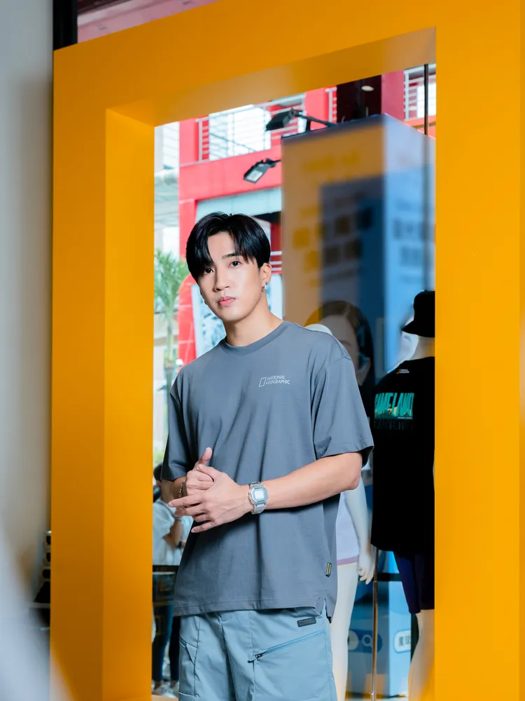 婁峻碩很喜歡身上的城市探險系列灰色T恤。品牌提供