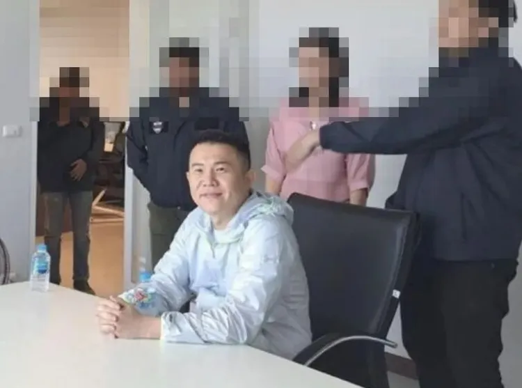 名模錢帥君男友郭哲敏涉及88會館與洗錢案後潛逃出境9個月，上週在泰國落網，並被帶到泰國的外國人移民局收容所等待遣返。讀者提供