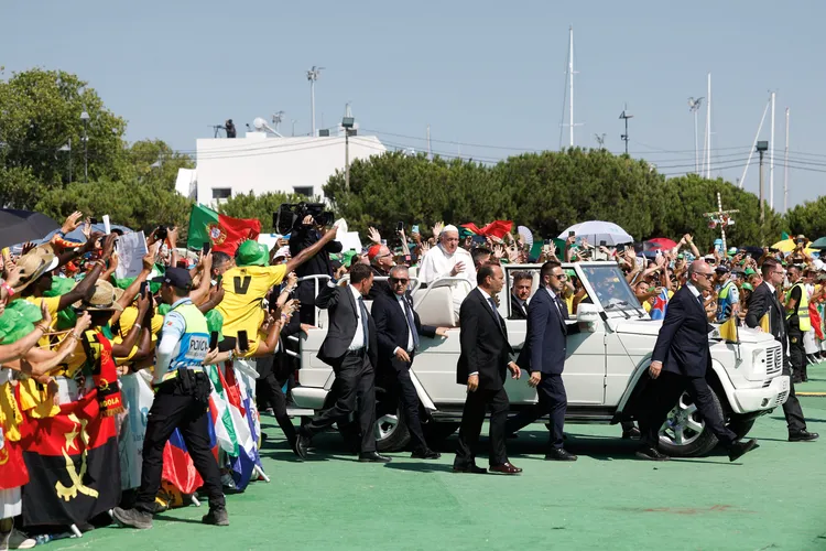 教宗在里斯本參加世界青年大會。路透社