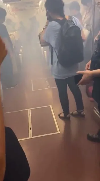 乘客用衣服摀住口鼻。翻攝X@mezotaro