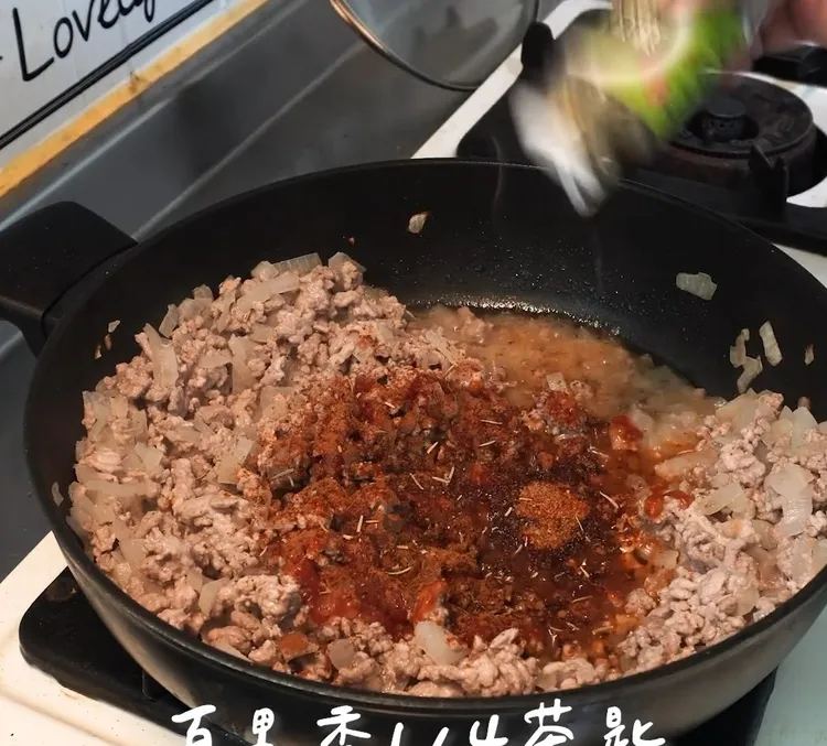 起司焗肉醬在家自己煮，烤箱15分鐘輕鬆料理。IG @woodywoody315 提供