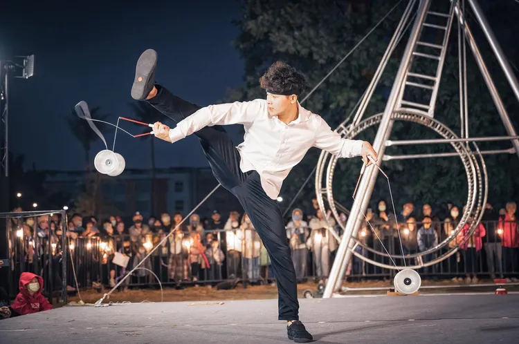 圖為街頭藝人方庭良。文化局提供