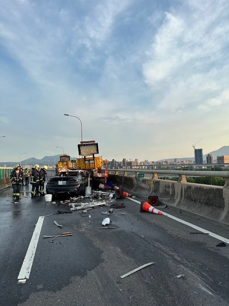 肇事車輛內外燒焦黑化，可見當時火勢驚人。翻攝畫面