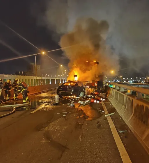 台64線小客車追撞施工車瞬成「火球」　受困駕駛慘燒成焦屍