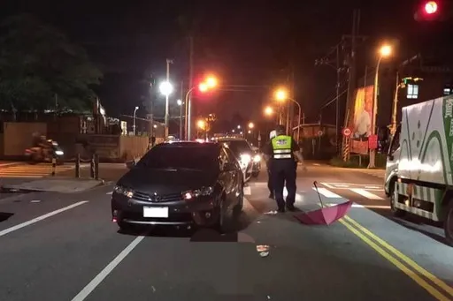 行人地獄!老婦走斑馬線遭車猛撞 噴上引擎蓋墜地身亡