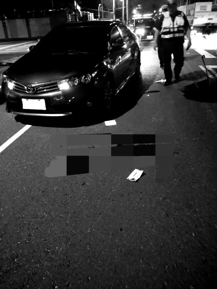 現場血跡斑斑，婦人傷重不治。讀者提供