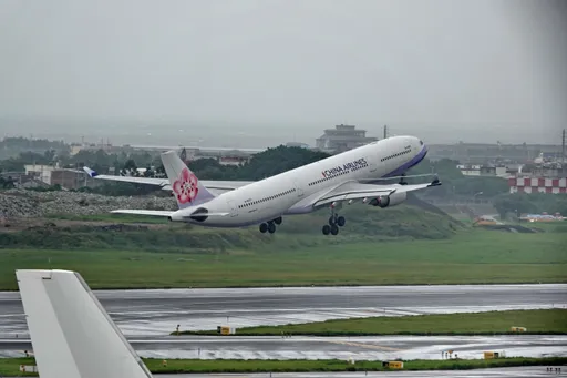 卡努颱風再襲沖繩!打亂周末往返班機 取消8架次、延後4架次