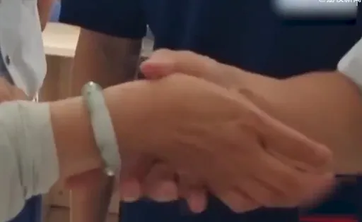 玉鐲成手銬！女關節變形戴10年後難脫手　消防員方法用盡使出最後一招