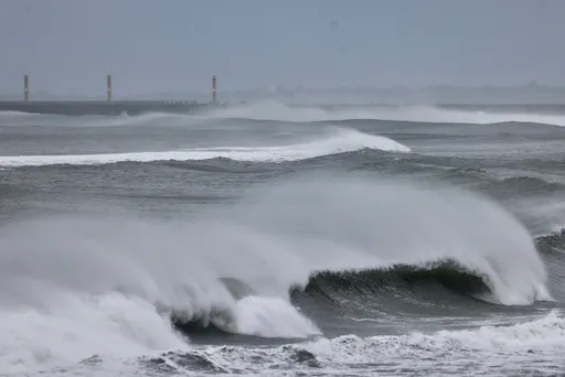 颱風天下海游泳!台東男子遭大浪捲走 警消搜救中