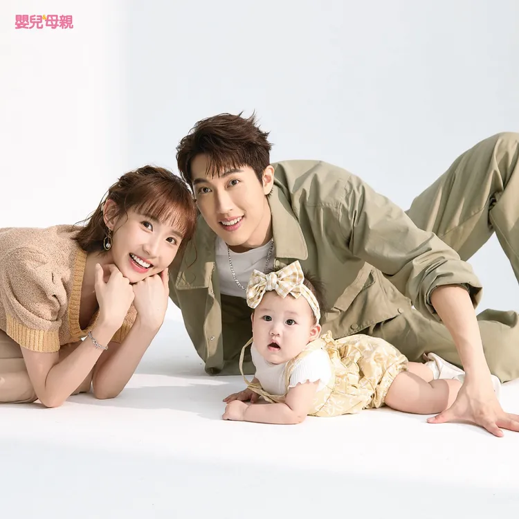 粿粿（左起）和老公范姜彥豐帶女兒「小粿醬」溫馨合影。《嬰兒與母親》提供