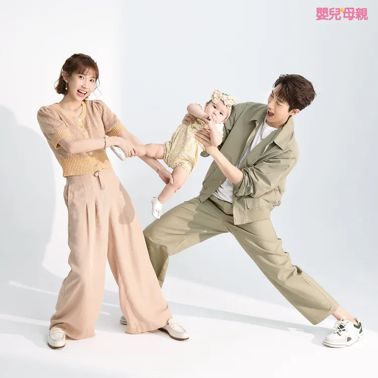 粿粿（左）一家3口歡樂拍雜誌。《嬰兒與母親》提供