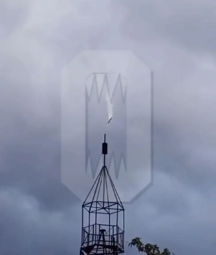 特維爾地區拍攝到的飛機墜落畫面。路透社