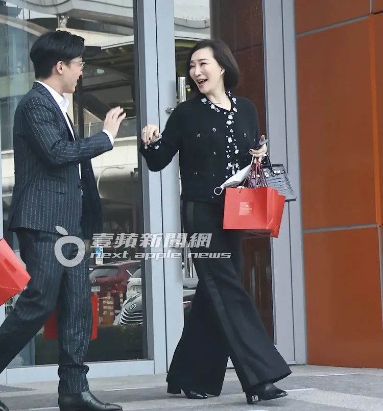 錢德月今年2月被《壹蘋新聞網》拍到拎百萬柏金包。特勤中心攝