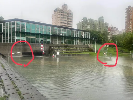 籃球場淹到「只剩籃框」!高雄暴雨震撼畫面曝 她揭真相:厲害吧滯洪池