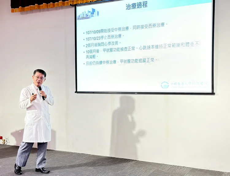 黃升騰主任指出，2010年報告中台灣甲亢發生率為千分之3.7，估計台灣約8.5萬人罹患甲亢。院方提供