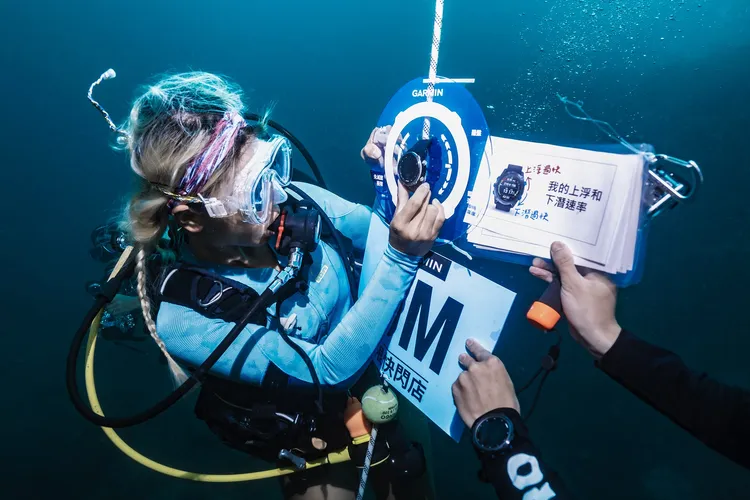 Garmin員工親自擔任極限水下快閃店店員，藉由字卡向潛友展示解說三款Descent GPS潛水電腦錶。Garmin提供