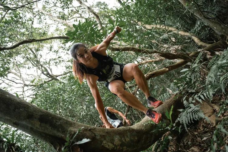 報名參加Garmin山野極限快閃店之民眾透過手錶功能尋找秘境店址，同時感受Garmin致力推廣善用智慧穿戴裝置確保登山安全。Garmin提供