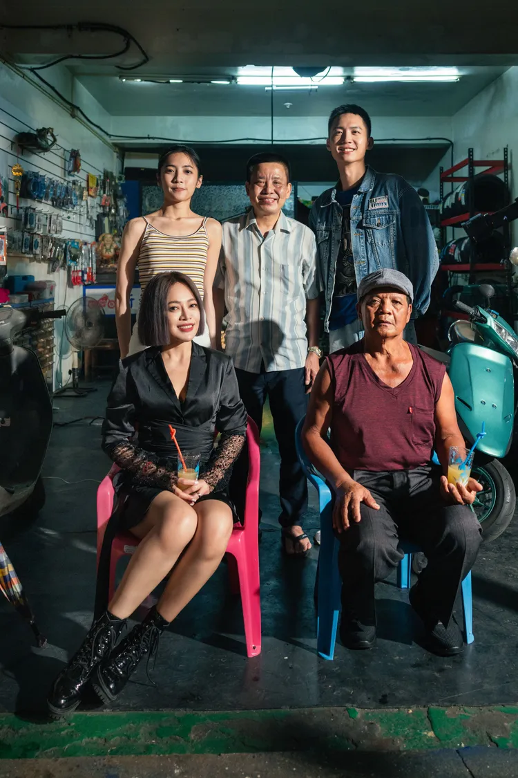 戴愛玲MV則邀請了新生代演員林映彤、邱木翰，以及曾在電影《咒》有著亮眼表現的林義欽共同演出。華納音樂提供