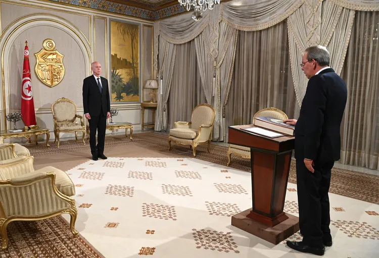 哈查尼（右）在總統薩伊德面前宣誓就職。路透社