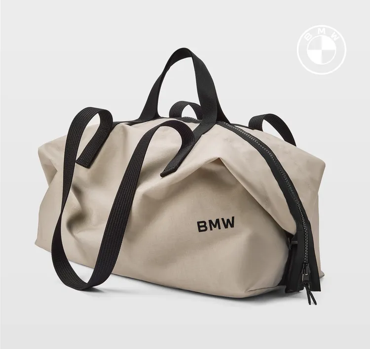 BMW「GOODS WITH FREUDE」系列BMW字樣旅行袋，建議售價7820元。原廠照片