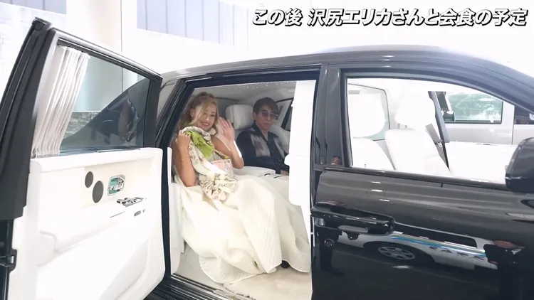 澤尻英龍華（左）和經紀公司老闆松浦勝人搭勞斯萊斯去吃壽司。翻攝松浦勝人【max matsuura】YT