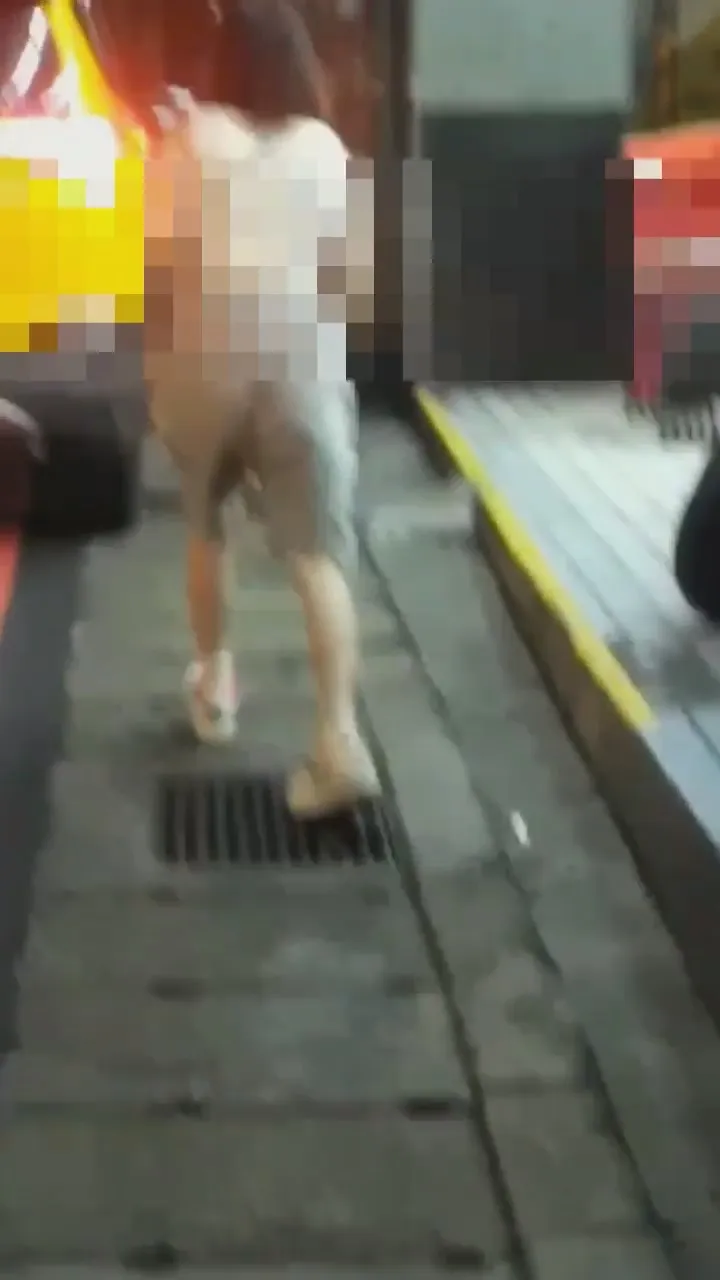 她跑回小黃搭車離開。翻攝自臉書「小黃來靠北」