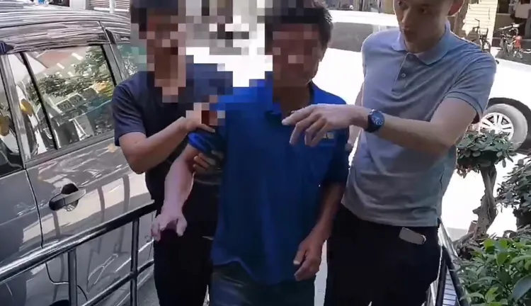 吳嫌供稱酒後與女友吵架，才會拿磚頭隨機砸車。翻攝畫面