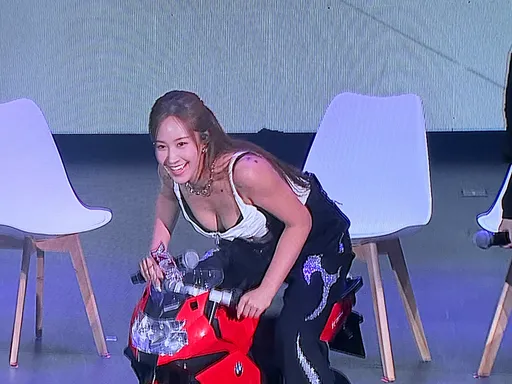 俞利爆乳騎重機登台喝沙士秒蓋上 寵粉清唱「少女時代」夯曲