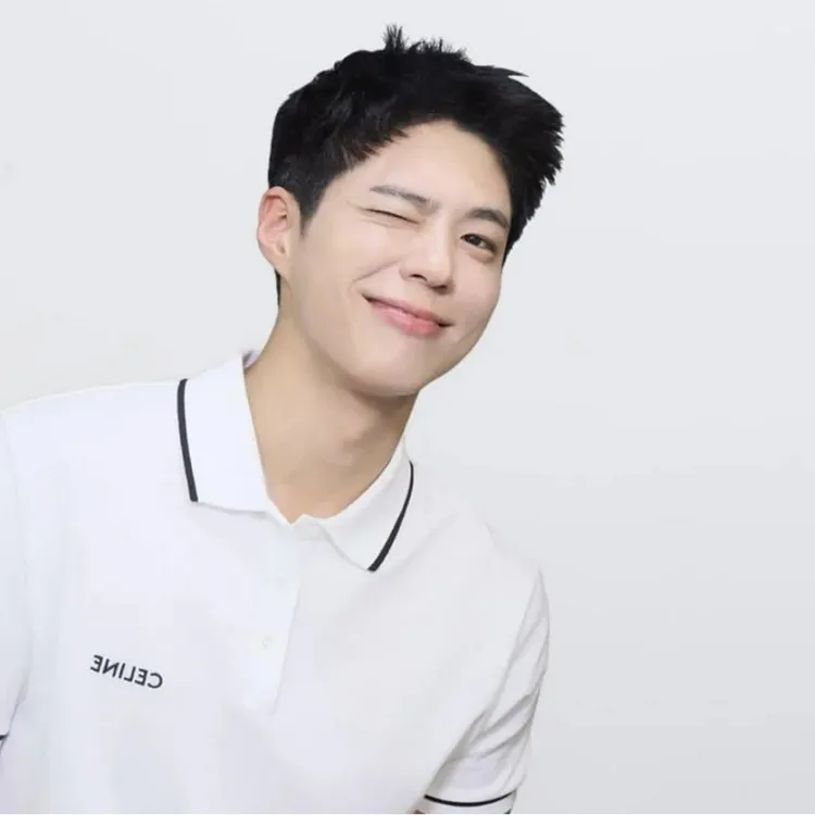 朴寶劍身著CELINE米白色黑色條紋飾邊經典POLO衫擺出俏皮啾咪臉。品牌提供