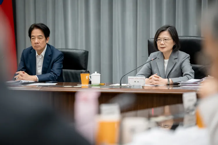 副總統賴清德（左）一同聽取報告。總統府提供