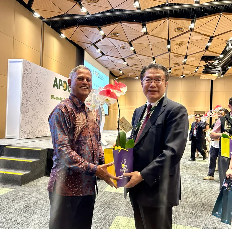 黃偉哲致贈噴有新加坡國旗與台南市徽的蘭花給亞太蘭展主席Mr. K Gopalan。市府提供