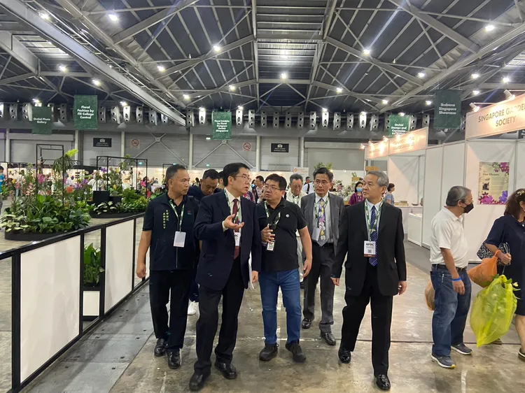 黃偉哲考察亞太蘭展的攤位設計。讀者提供