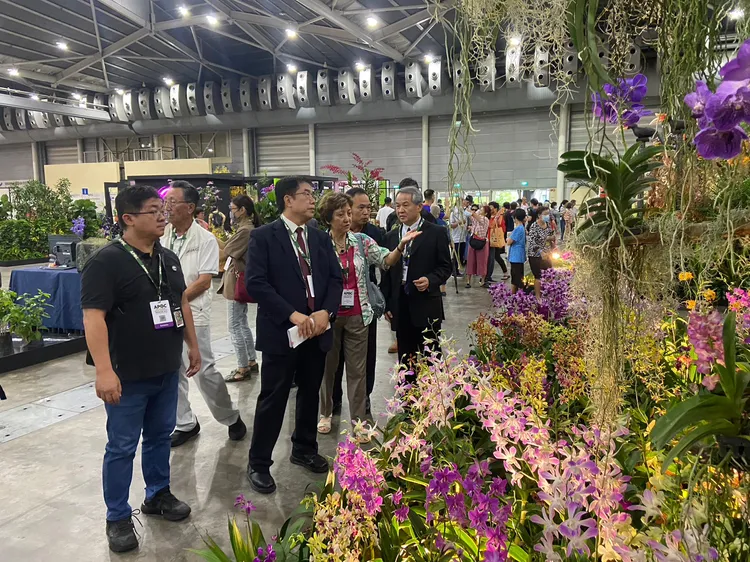 黃偉哲考察亞太蘭展的佈展規劃。讀者提供